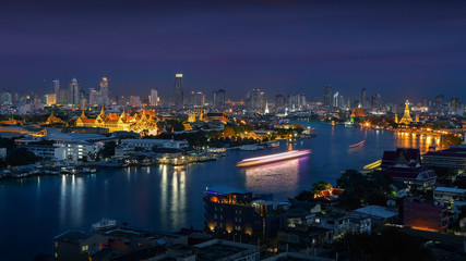 Fototapeta na wymiar Grand Palace along the Chaophraya river at twilight (Bangkok, Th