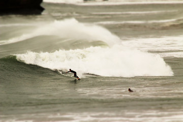 Surfista en la costa de Biarritz, Francia