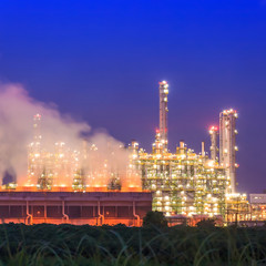 Fototapeta premium Oil refinery at twilight