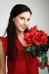 Hübsches Mädchen mit roten Rosen