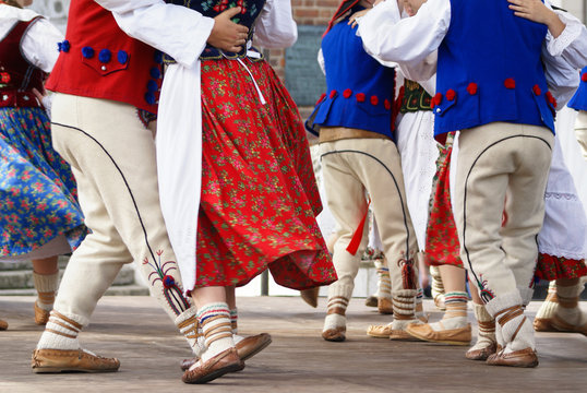 Fototapeta Horizontal colour image of female polish dancers in traditional