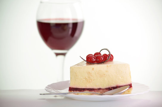 piece of cake with berries