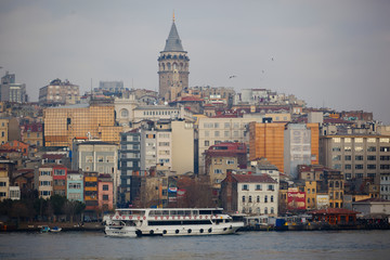 Obraz premium Cityscape with Galata Tower over the Golden Horn in Istanbul