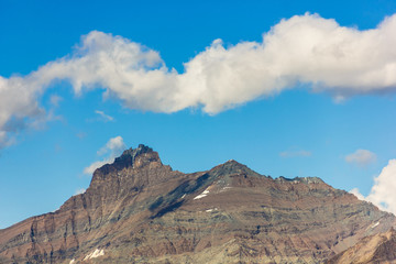 Obraz premium Montagna striata e nuvola