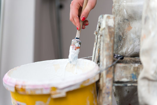 Wohnung renovieren farbe abstreichen