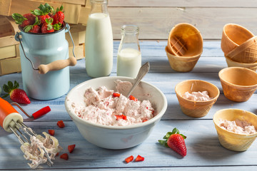 Ice cream made ​​with mixed yogurt and strawberries
