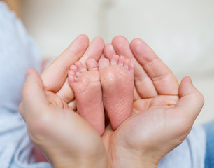 Obraz na płótnie Canvas Leg of the newborn