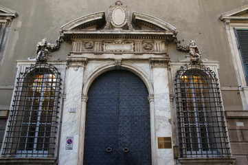 Portail d'immeuble ancien dans Gênes
