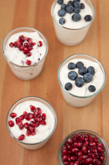 Vanille Topfencreme mit Beeren