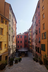 Fototapeta na wymiar Dziedziniec kolorowych budynków w Genui