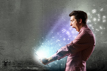 Obraz premium Guy using tablet pc