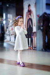 Obraz premium Cute little girl goes to the mall.