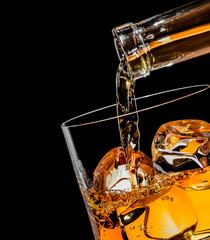 Fototapeta na wymiar Nalewania napoju do szklanki whisky