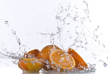 Fototapeta na wymiar Oranges with water splash