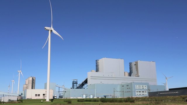 Wind- neben Kohlekraftwerk
