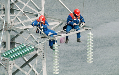 linemen workers