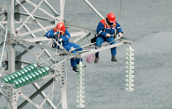 linemen workers