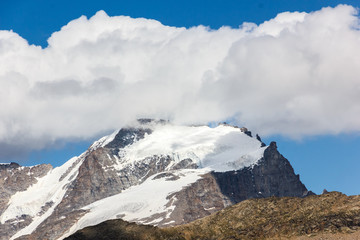 Cima della montagna con nuvole