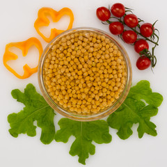 chickpeas, tomatoes and lettuce