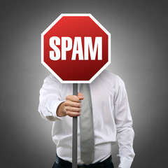 Mann hält Spam-Schild