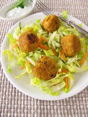 Rote Linsen Bällchen auf Salat