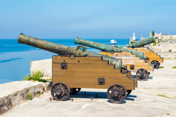 Fototapeta na wymiar Stare hiszpańskie armaty w Hawanie