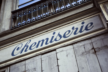 Obraz premium Façade d'une vieille boutique de mode en France