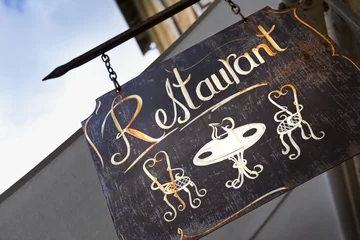 Papier Peint photo Lavable Restaurant Enseigne de restaurant en ville 