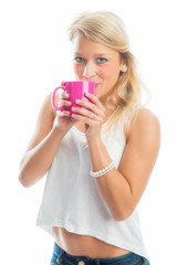 Blondine trinkt aus Tasse