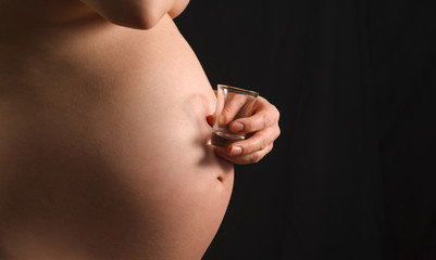 Alkohol trinken während der Schwangerschaft - obrazy, fototapety, plakaty