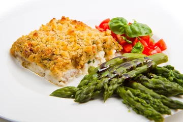Fotobehang filetto di merluzzo in crosta con asparagi © Lsantilli