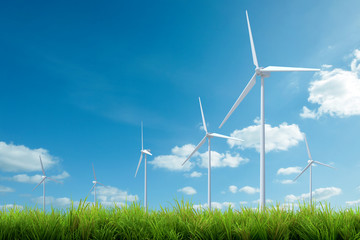 Windkraftanlage mit Gras und blauem Himmel