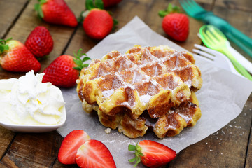 Waffel mit Sahne und Erdbeeren