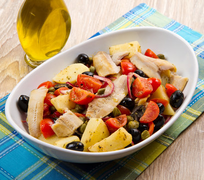 insalata di aringhe, patate, pomodori e olive