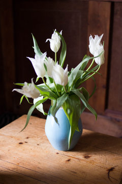 Tulipany w niebieskim wazonie