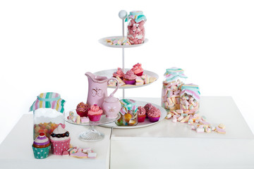 Cupcakes auf Cupcakegestell dekoriert 
