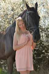Obraz premium Portrait de la belle jeune femme avec cheval