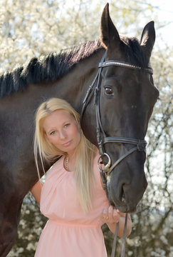 Portrait de la belle jeune femme avec cheval