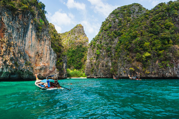 Fototapeta na wymiar Boats at sea against the rocks in Thailand