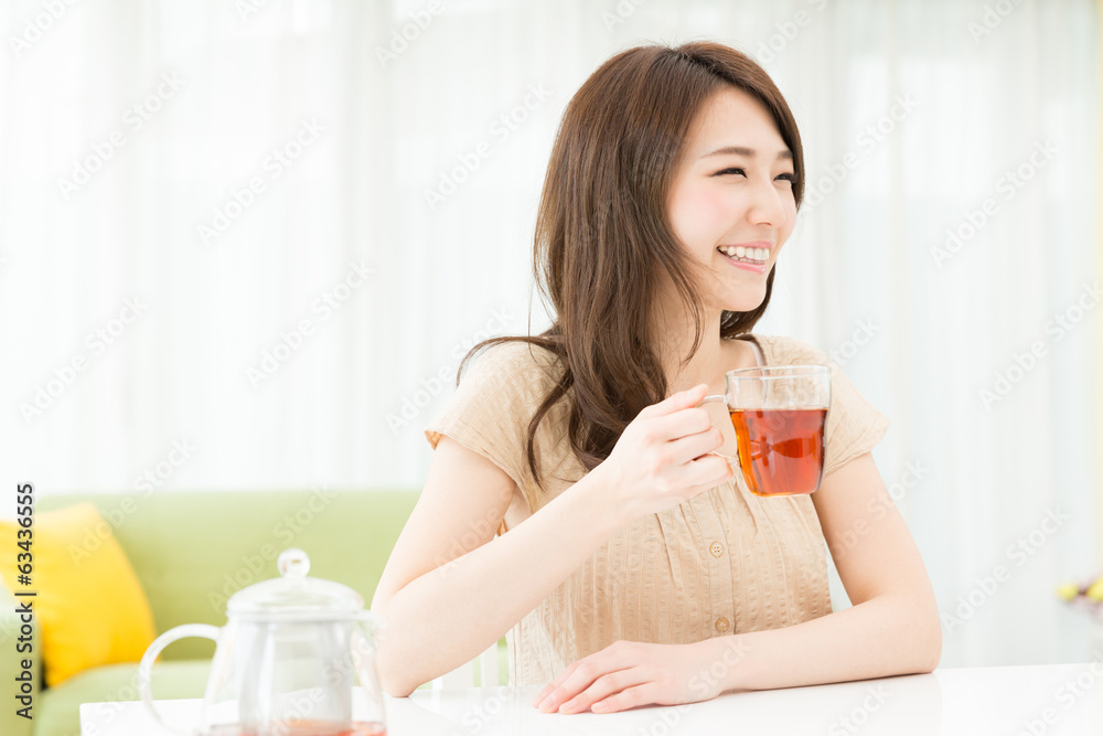 Sticker 部屋でお茶を飲む女性