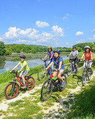 Obraz premium Radtour mit Großeltern