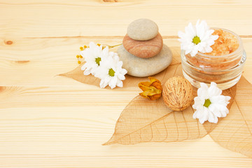 Obraz na płótnie Canvas spa stuff and gentle white flowers on a wooden background