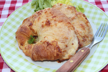 croissant au jambon