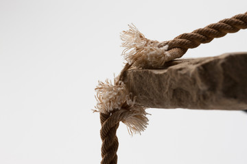 切れそうなロープ