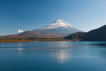 本栖湖からの秋の富士山