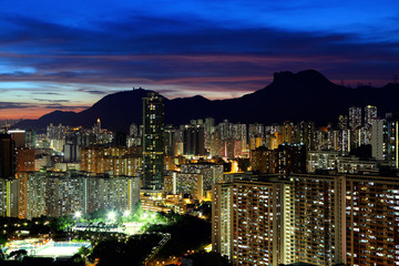 Obraz premium Kowloon cityscape in Kong Kong with lion rock mountain
