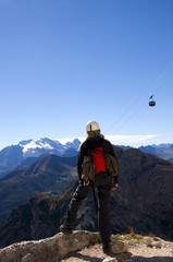 Fototapeta na wymiar Bergsteiger mit Blick auf die Marmolata - Dolomiten