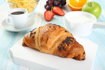 croissant con cioccolato su tavolo