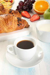 caffe in tazza su tavolo 