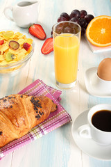 prima colazione croissant caffe e succo di arancia
